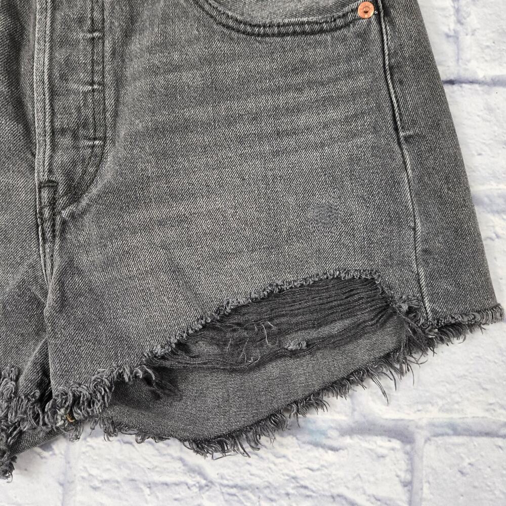 Iconic Women's Levi Premium 501 Black Denim Cutoff Shorts Faded Distressed sz 30 - Picture 14 of 16
